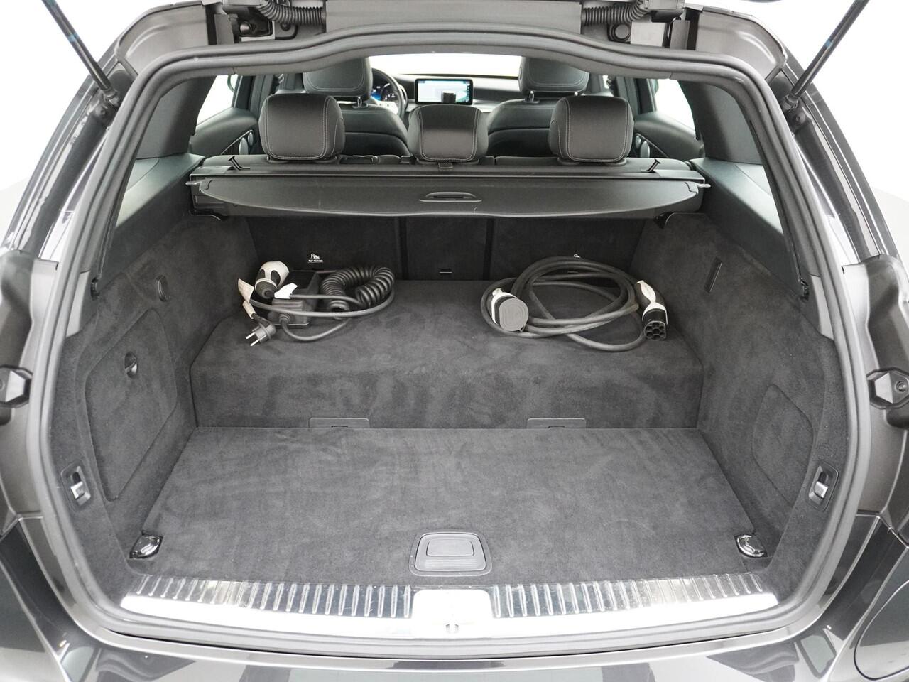 Mercedes-Benz C-KLASSE Estate 300 e Advantage Pack AMG PHEV PLUG-IN HYBRIDE | ADAPTIEVE CRUISE CONTROL | BURMESTER AUDIO | PANORAMADAK | LEDER/ALCANTARA | FULL OPTIONS | RIJKLAAR MET 12 MAANDEN BOVAG GARANTIE