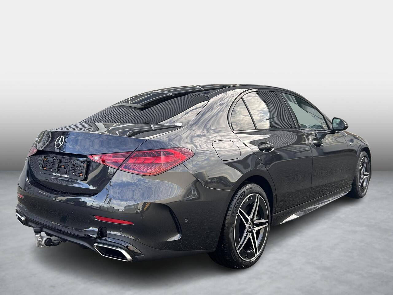 Mercedes-Benz C-KLASSE 300 e Business Solution AMG | Night Pakket | Panoramadak | Trekhaak | 360° Camera | Dodehoekassistent | Elektrisch Verstelbare Stoelen + Memory | Apple CarPlay | Android Auto | Sfeerverlichting | Stoelverwarming