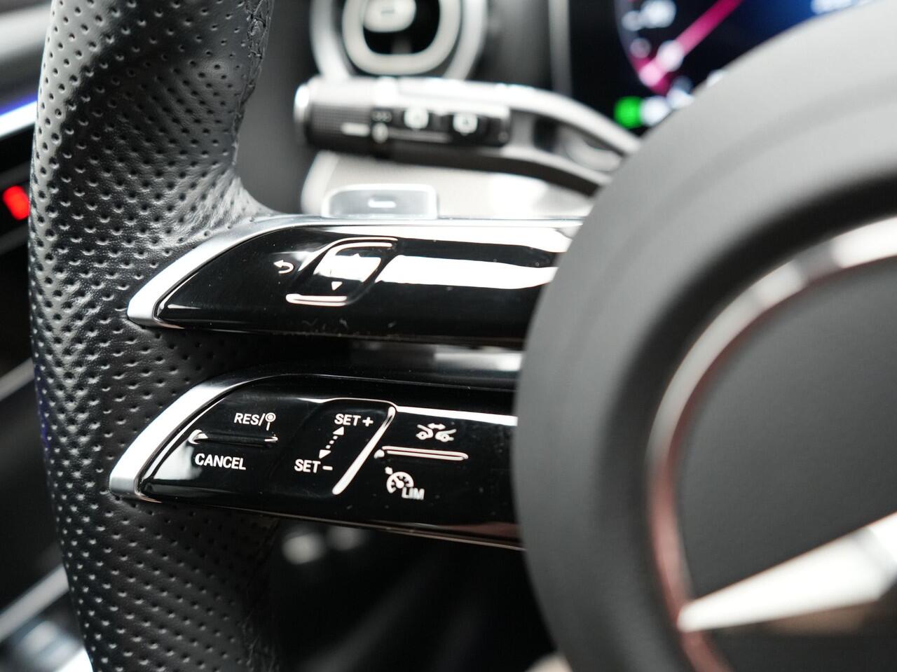 Mercedes-Benz C-KLASSE Estate 300 e AMG Line Plug In Hybrid 313pk Dealer O.H PHEV | Trekhaak af Fabriek | Adaptive Cruise | 360 Camera | Digital LED | Alcantara Sportstoelen Verwarmd | Sfeerverlichting | Keyless |