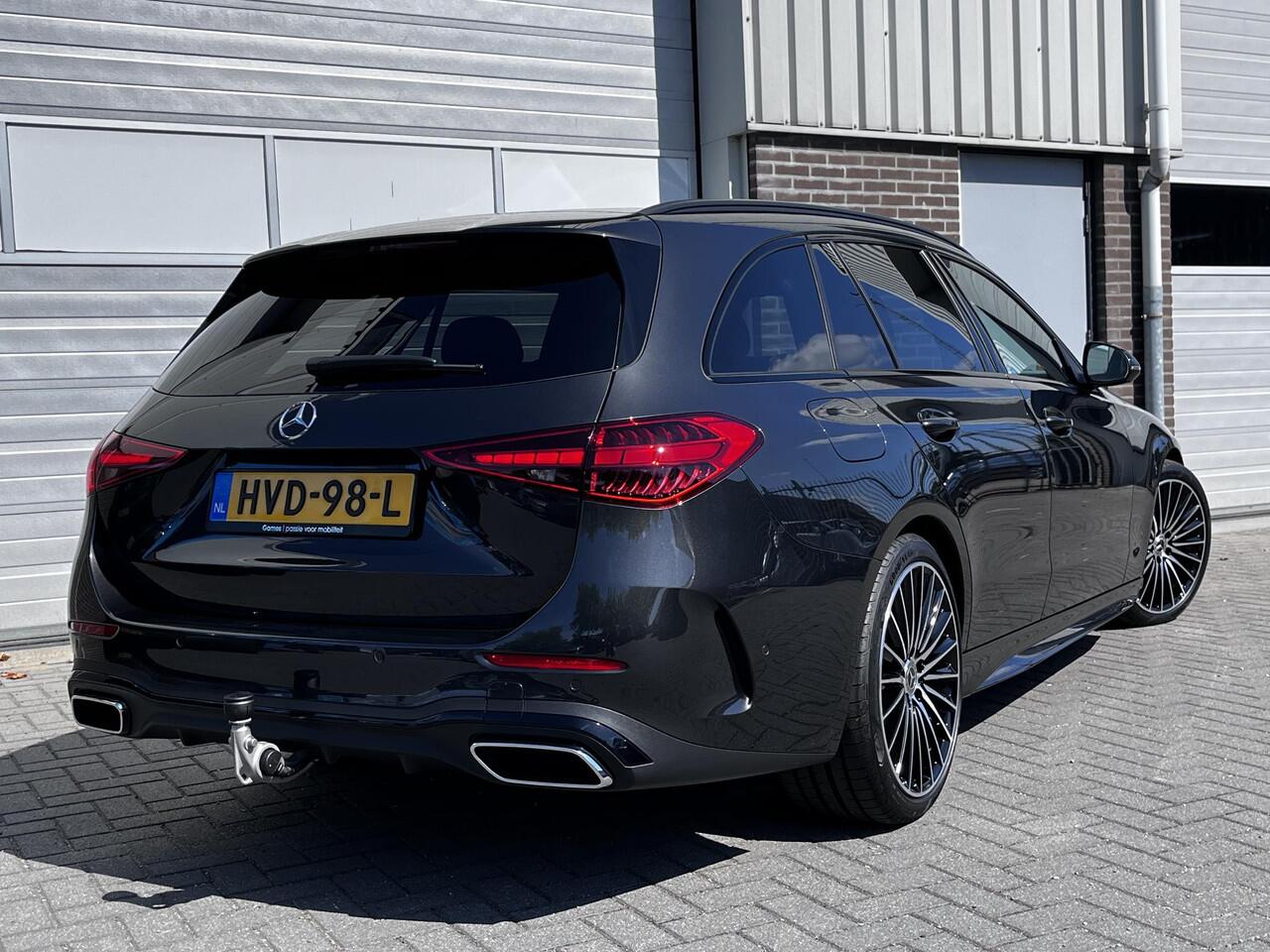 Mercedes-Benz C-KLASSE Estate 180 Star Edition AMG | Night Pakket | Panoramadak | Winter Pakket | Trekhaak | DISTRONIC Afstandsassistent | Dodehoekassistent | Apple CarPlay | Android Auto | Elektrisch Verstelbare Stoelen + Memory | Stuurverwarming