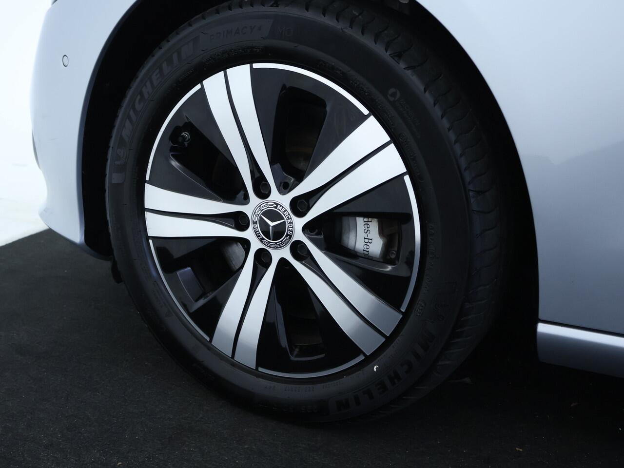 Mercedes-Benz C-KLASSE Estate 300 e AMG Plug-In Hybride Panorama Schuif-Kanteldak | Trekhaak | Digital Light | 360° camera | Easy Pack Achterklep | Apple CarPlay. Inclusief 24 maanden MB Certified garantie voor Europa.