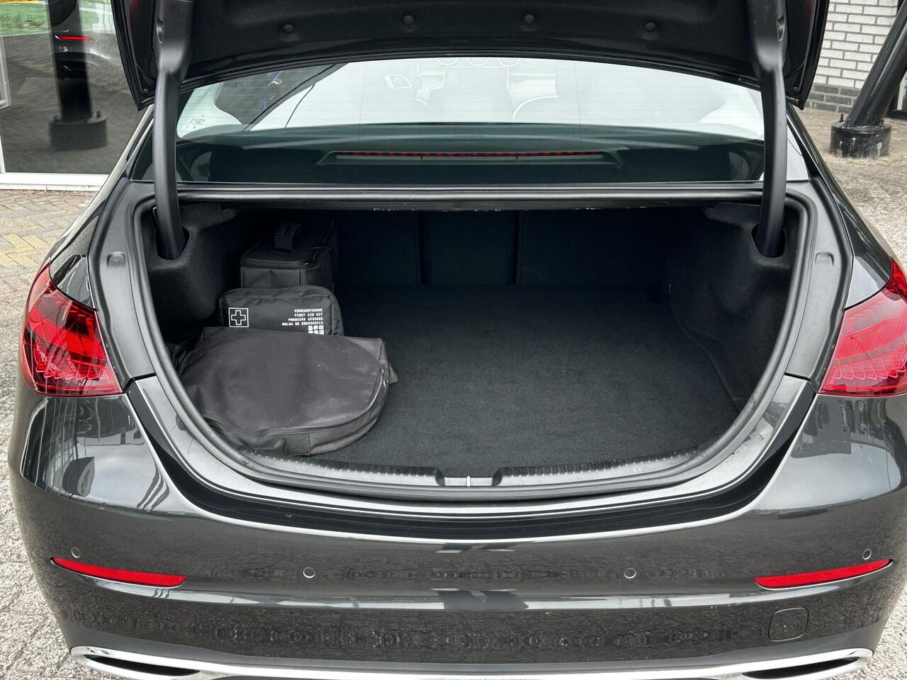 Mercedes-Benz C-KLASSE 300 e Luxury Line | Panoramadak | Trekhaak | Stoelverwarming