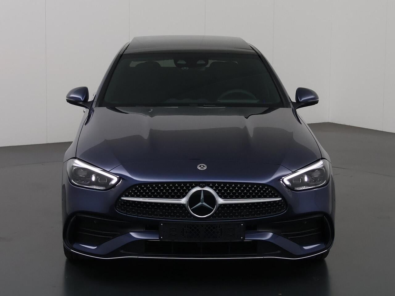 Mercedes-Benz C-KLASSE 300e AMG Line | Panoramaschuifdak| Rijsassistentiepakket | Trekhaak | 360 camera | Digital light | Winterpakket