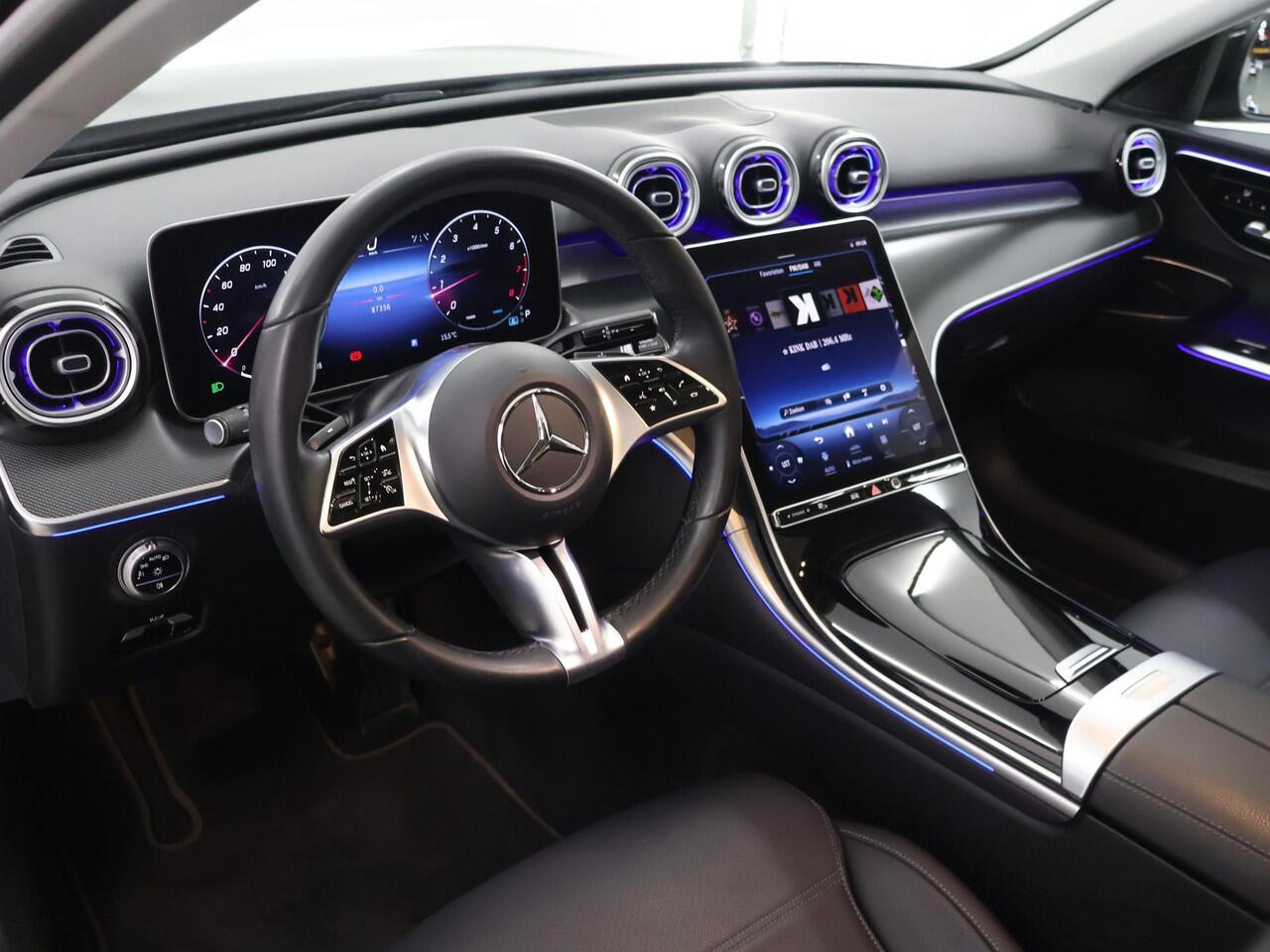 Mercedes-Benz C-KLASSE 180 AMG Line | Panoramadak | 360 camera | Draadloos laden | Elektrisch verstelbare voorstoelen |