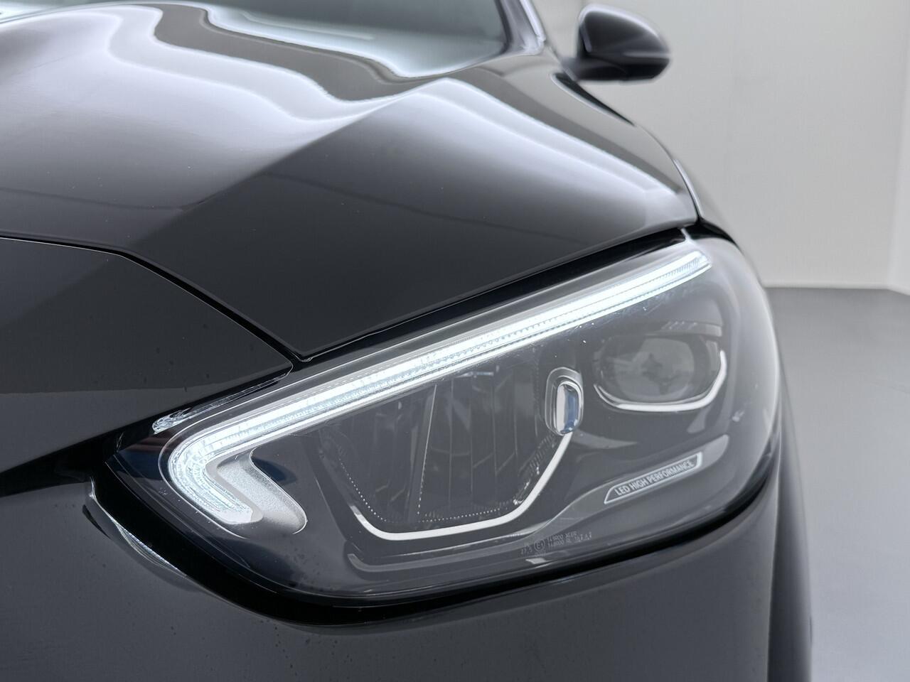 Mercedes-Benz C-KLASSE 200 AMG // Panoramadak // Trekhaak // Carplay // Camera // Nightpakket // Alarm // 19 inch // Sfeerverlichting