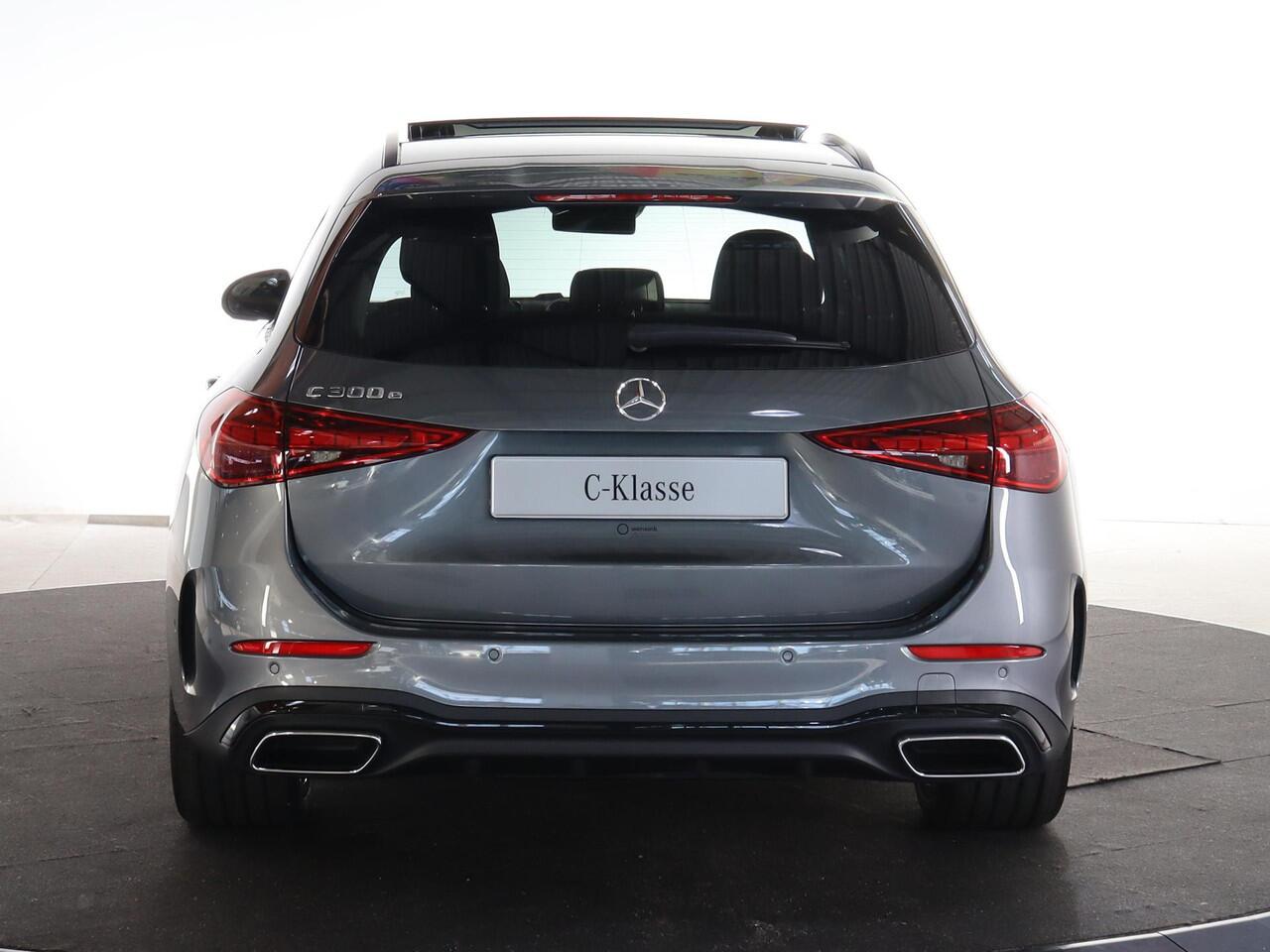 Mercedes-Benz C-KLASSE Estate 300e Business Solution AMG | Panoramaschuifdak | Burmester | Rijassistentiepakket | DIGITAL LIGHT | Trekhaak |