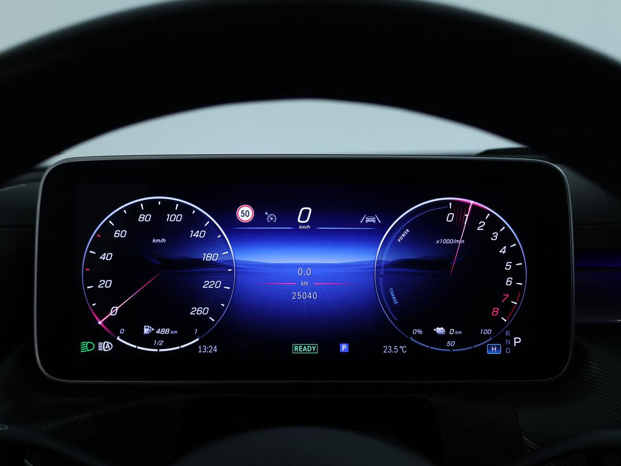 Mercedes-Benz C-KLASSE Estate 300 e AMG Plug-In Hybride | AMG Line | Night Pakket | Trekhaak | Panorama Schuif-Kanteldak | Dodehoek Assist | Stuur en Stoelverwarming | Inclusief 24 maanden MB Certified garantie voor Europa.