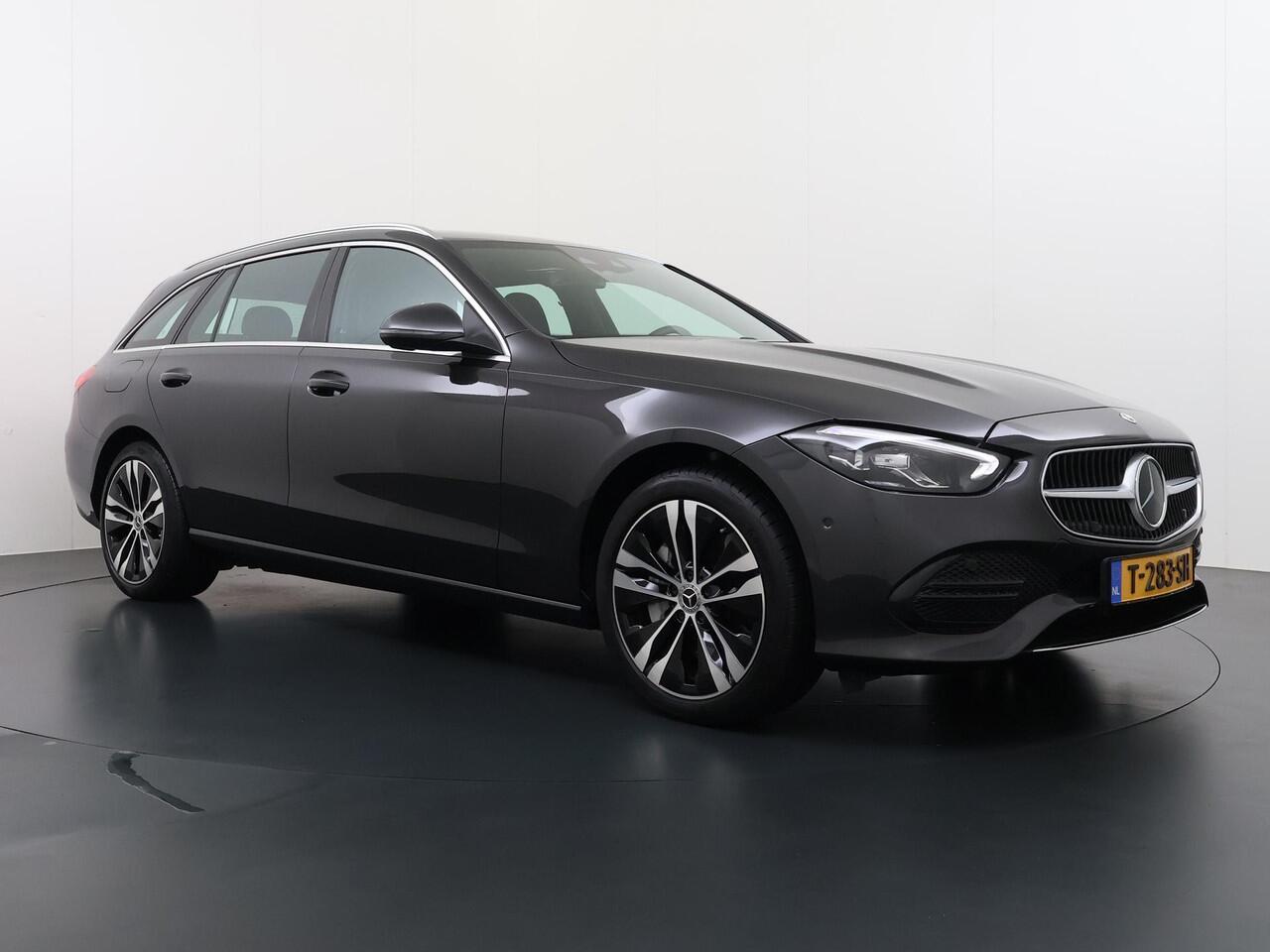 Mercedes-Benz C-KLASSE Estate 300 e Luxury Line VAN: ¤42.900,- VOOR: ¤36.877,- UW EINDEJAARSVOORDEEL: ¤6.023,- | ELKTR. TREKHAAK | DODE HOEK DETECTIE | ELKTR. STOELEN MET GEHEUGEN | APPLE CARPLAY |