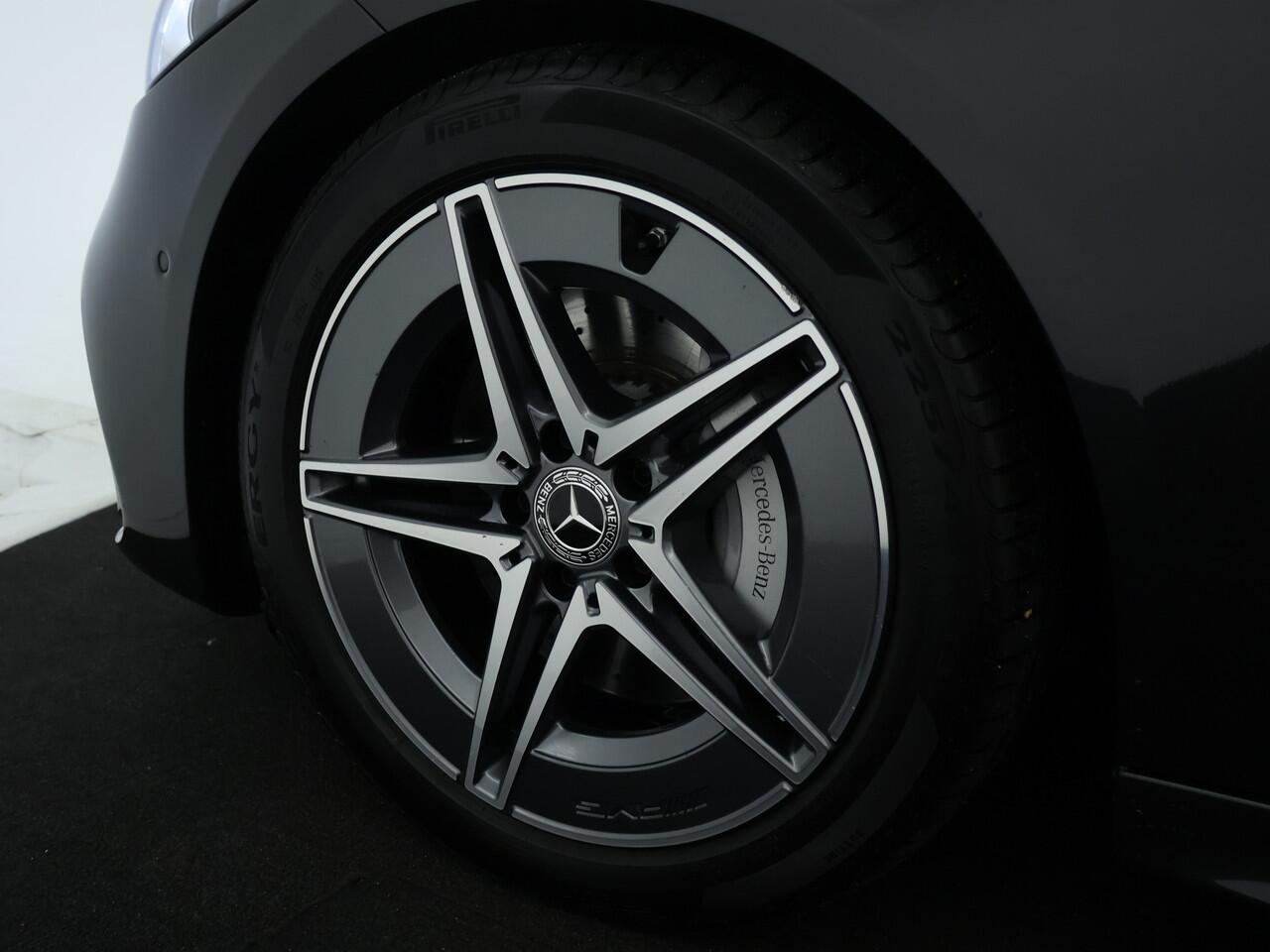 Mercedes-Benz C-KLASSE Estate 180 Star Edition AMG Line | AMG Line | Panoramadak | Trekhaak | Memory voorstoelen | Alarm Klasse 3 | Dodehoek Assist | Easy-Pack Achterklep. Inclusief 24 maanden MB Certified garantie voor Europa.