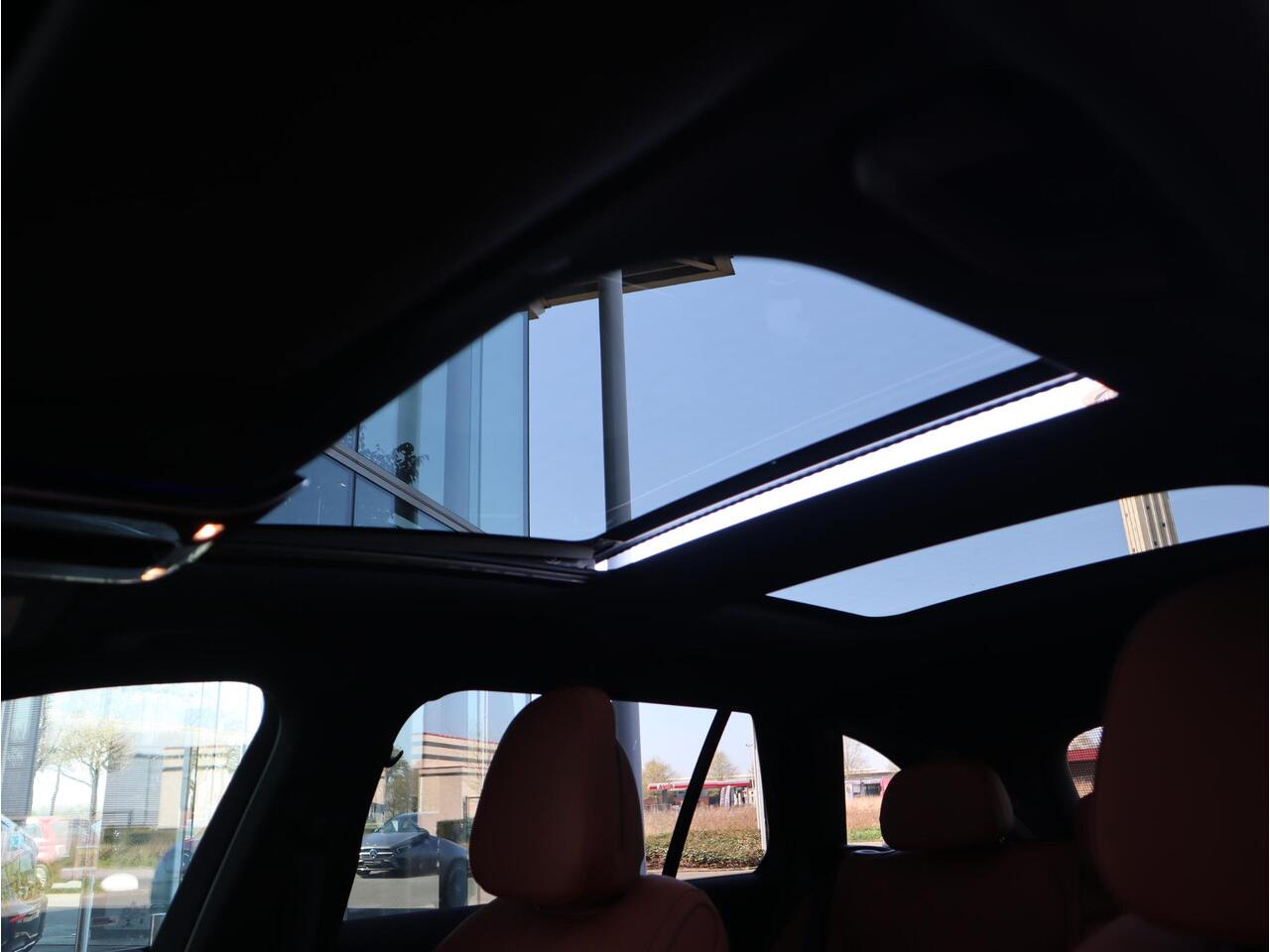 Mercedes-Benz C-KLASSE Estate 300 e AMG Line | Memory Seats | Trekhaak | Panoramadak | Dodehoekassistent | HUD | 360 camera | Keyless Entry | LED | Automaat