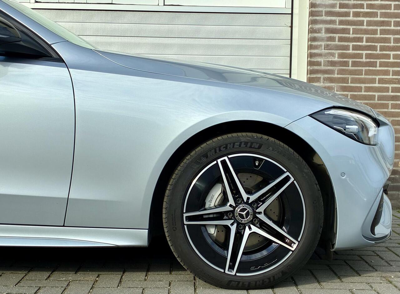Mercedes-Benz C-KLASSE 300 e | AMG Line | Panoramadak | Trekhaak | Premium Plus | Night Pakket | Winter Pakket | Elektrisch Verstelbare Stoelen + Memory | Head-up Display | 360° Camera | Dodehoekassistent | Stuurverwarming | Stoelverwarming | Sfeerverlichting