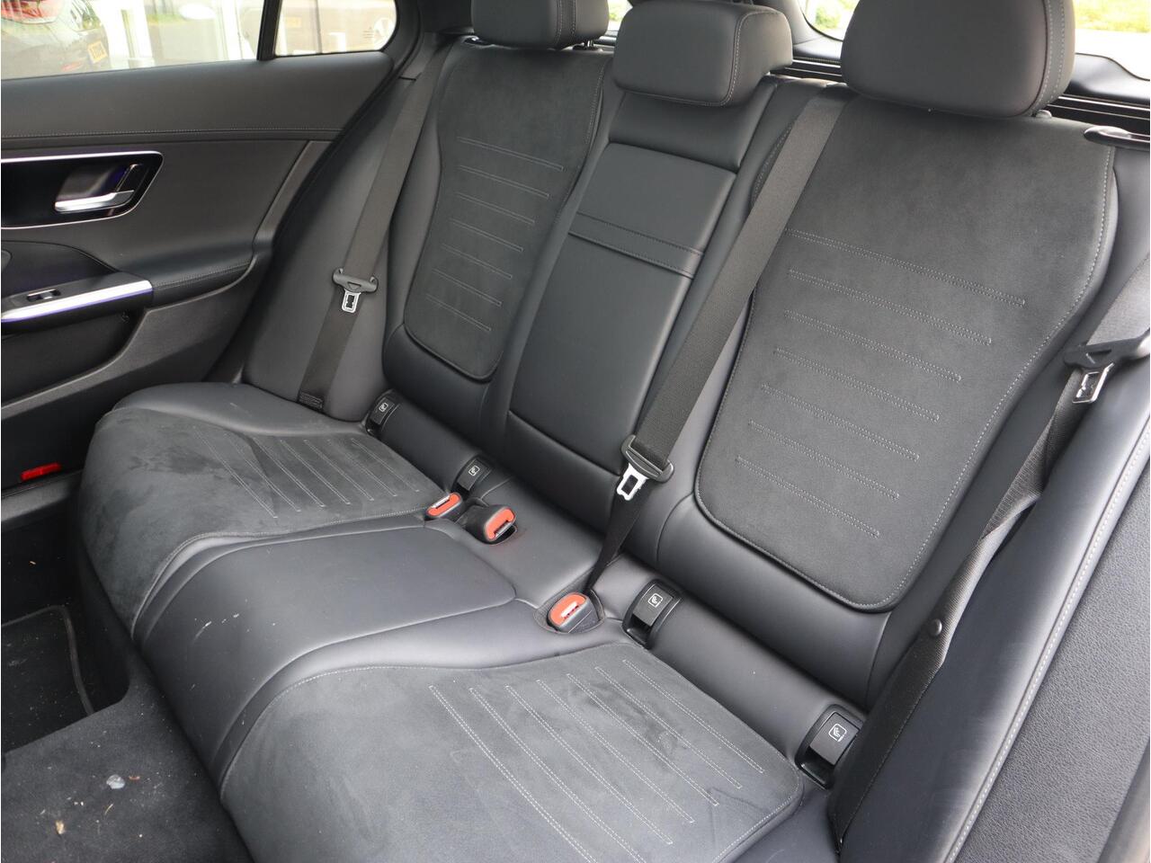 Mercedes-Benz C-KLASSE Estate 300 e AMG Line | Panoramadak | Navigatie | Camera | LED | Automaat