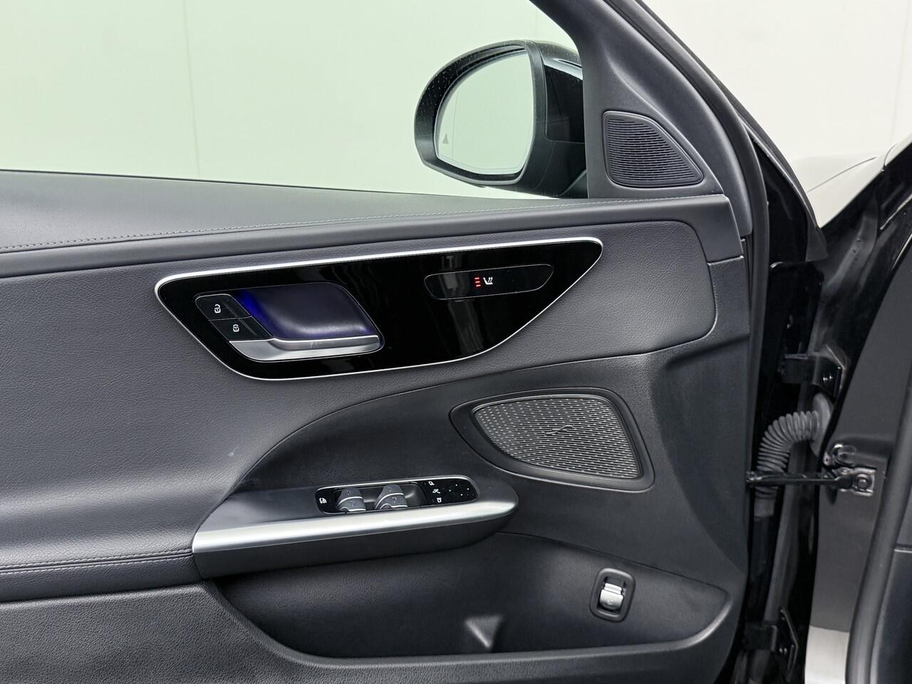 Mercedes-Benz C-KLASSE 200 AMG // Panoramadak // Trekhaak // Carplay // Camera // Nightpakket // Alarm // 19 inch // Sfeerverlichting