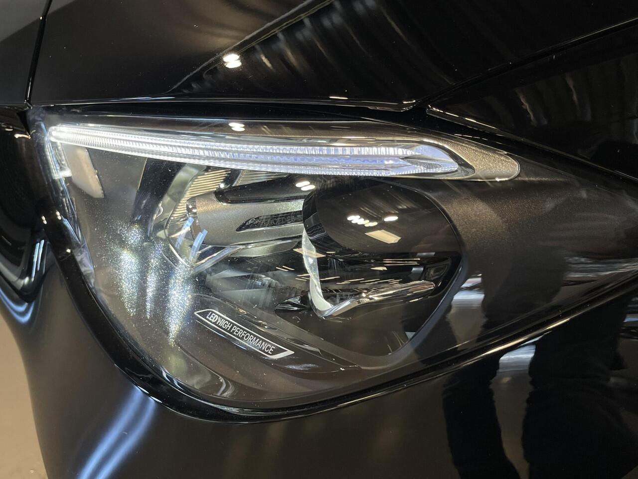 Mercedes-Benz C-KLASSE Estate 300 e AMG Line 18"/Trekhaak/Adaptieve cruise/LED/Stoelverwarming/Camera/Elektrische klep/Dodehoek/Sfeerverlichting