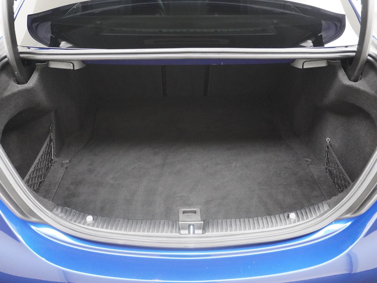 Mercedes-Benz C-KLASSE 180 AMG 180 AMG // Panoramadak // MultiBeam LED // Nightpakket // Digitaal Dashbord // Carplay // Sfeerverlichting