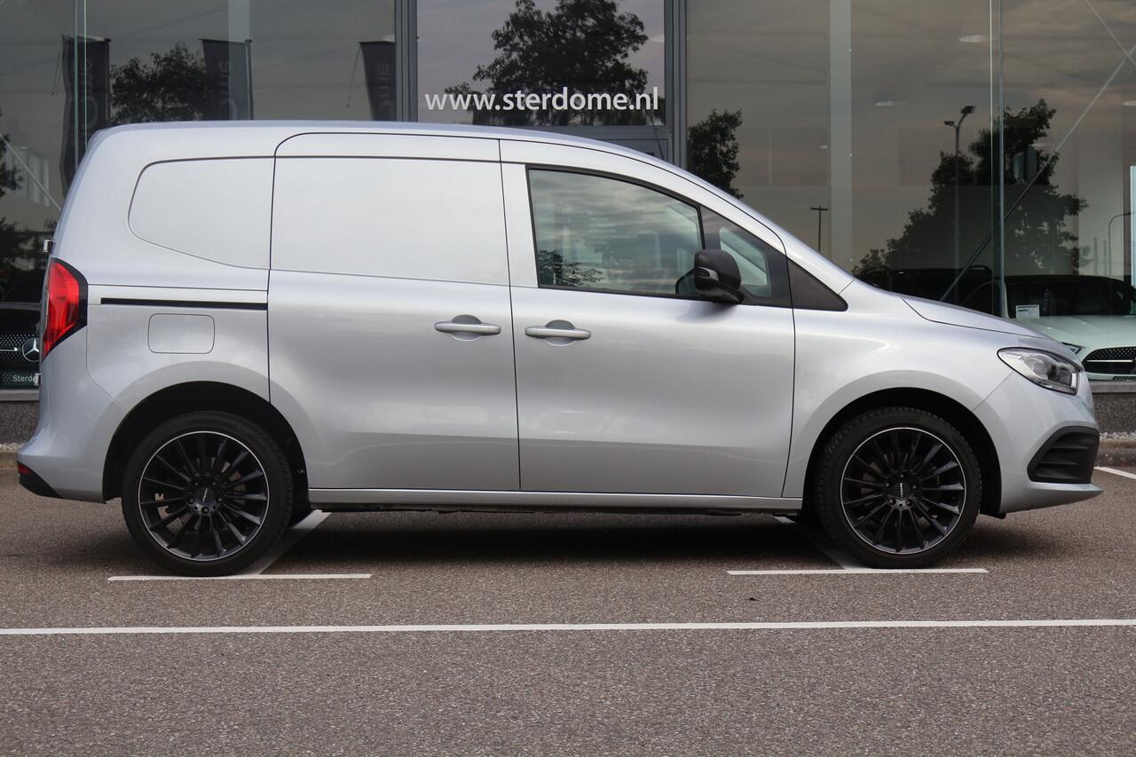 Mercedes-Benz CITAN 113 L1 Pro l Automaat l MBUX l Camera l Airco l Bumpers in kleur l Bluetooth telefonie l Cruise Controle l Navigatie l Tussenschot l Audio en Navigatie l Apple Carplay en Android Auto l PTS Achter l Laadruimte Betimmerd l