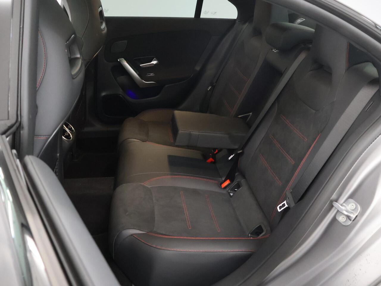 Mercedes-Benz CLA-KLASSE 180 Business Solution AMG | Night | Panoramadak | Memory stoelen | Head-up display | Sfeerverlichting | 360 camera |