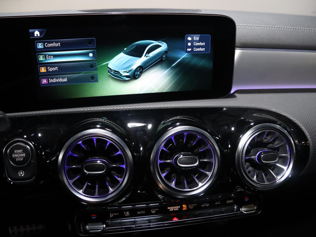 Mercedes-Benz CLA-KLASSE 180 Business Solution AMG | Panoramaschuifdak | AMG Line Plus | Head-up display | Nightpakket | 360° camera | Dodehoekassistent |