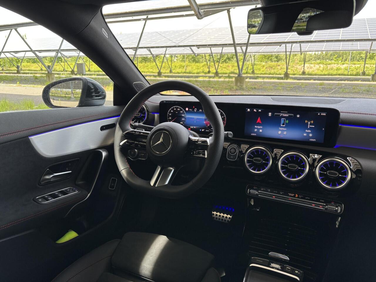 Mercedes-Benz CLA-KLASSE 180 Business Solution AMG | Panoramadak | Burmester | Rijassistentiepakket | Trekhaak | 360 camera | Sfeerverlichting | Stoel/stuurverwarming |