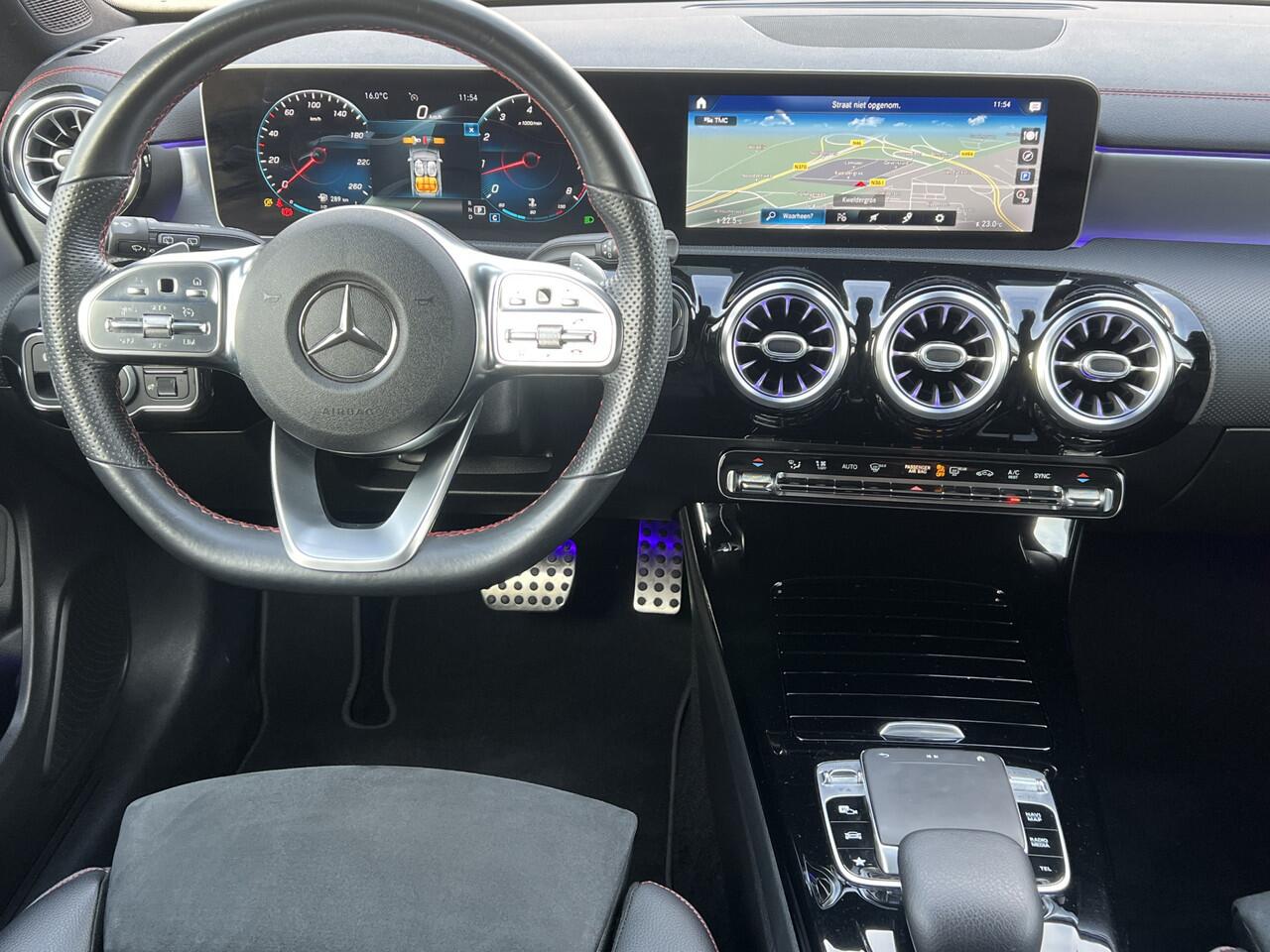 Mercedes-Benz CLA-KLASSE Shooting Brake 220 Automaat 190 pk AMG Line Navigatie Trekhaak Carplay Widescreen Sportstoelen Camera Sfeerverlichting Sportstuur Extra Getint Glas NL Auto
