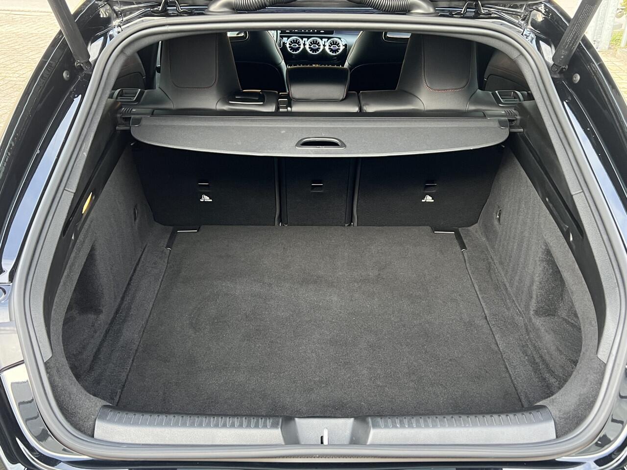 Mercedes-Benz CLA-KLASSE Shooting Brake 220 Automaat 190 pk AMG Line Navigatie Trekhaak Carplay Widescreen Sportstoelen Camera Sfeerverlichting Sportstuur Extra Getint Glas NL Auto