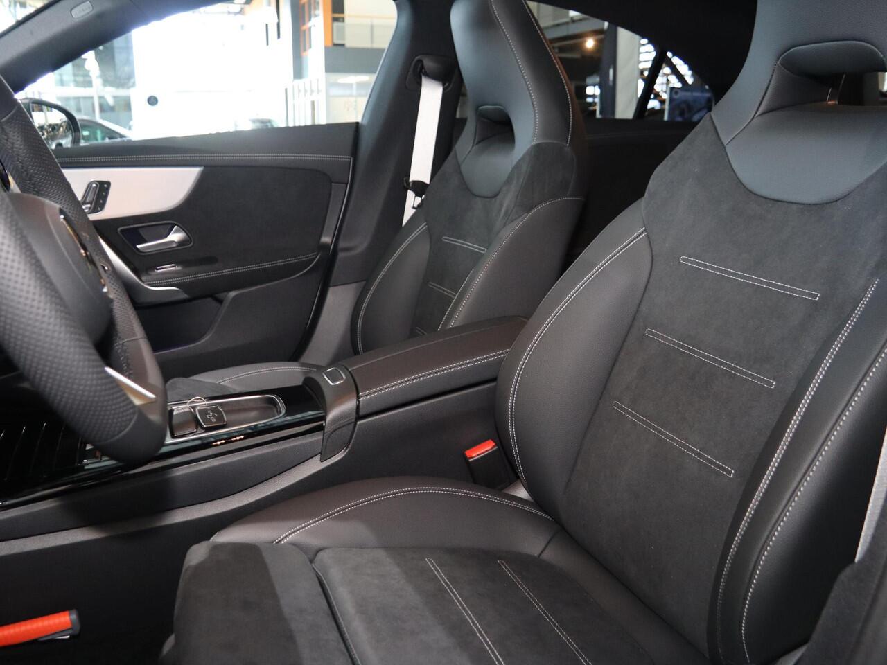 Mercedes-Benz CLA-KLASSE 180 Business Solution AMG | Panoramaschuifdak | AMG Line Plus | Head-up display | Nightpakket | 360° camera | Dodehoekassistent |