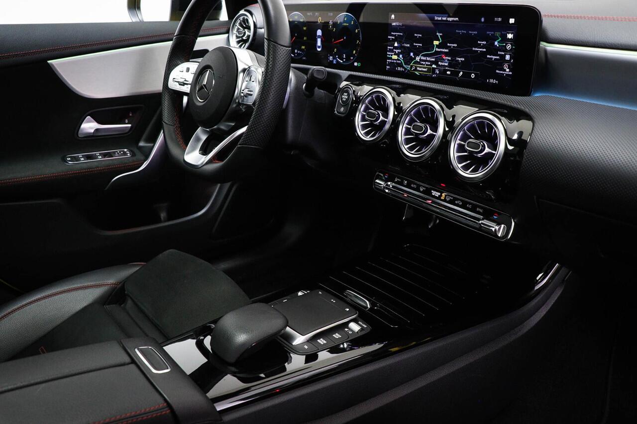 Mercedes-Benz CLA-KLASSE 180 AMG Line | WIDESCREEN | PANORAMADAK | SFEERVERLICHTING