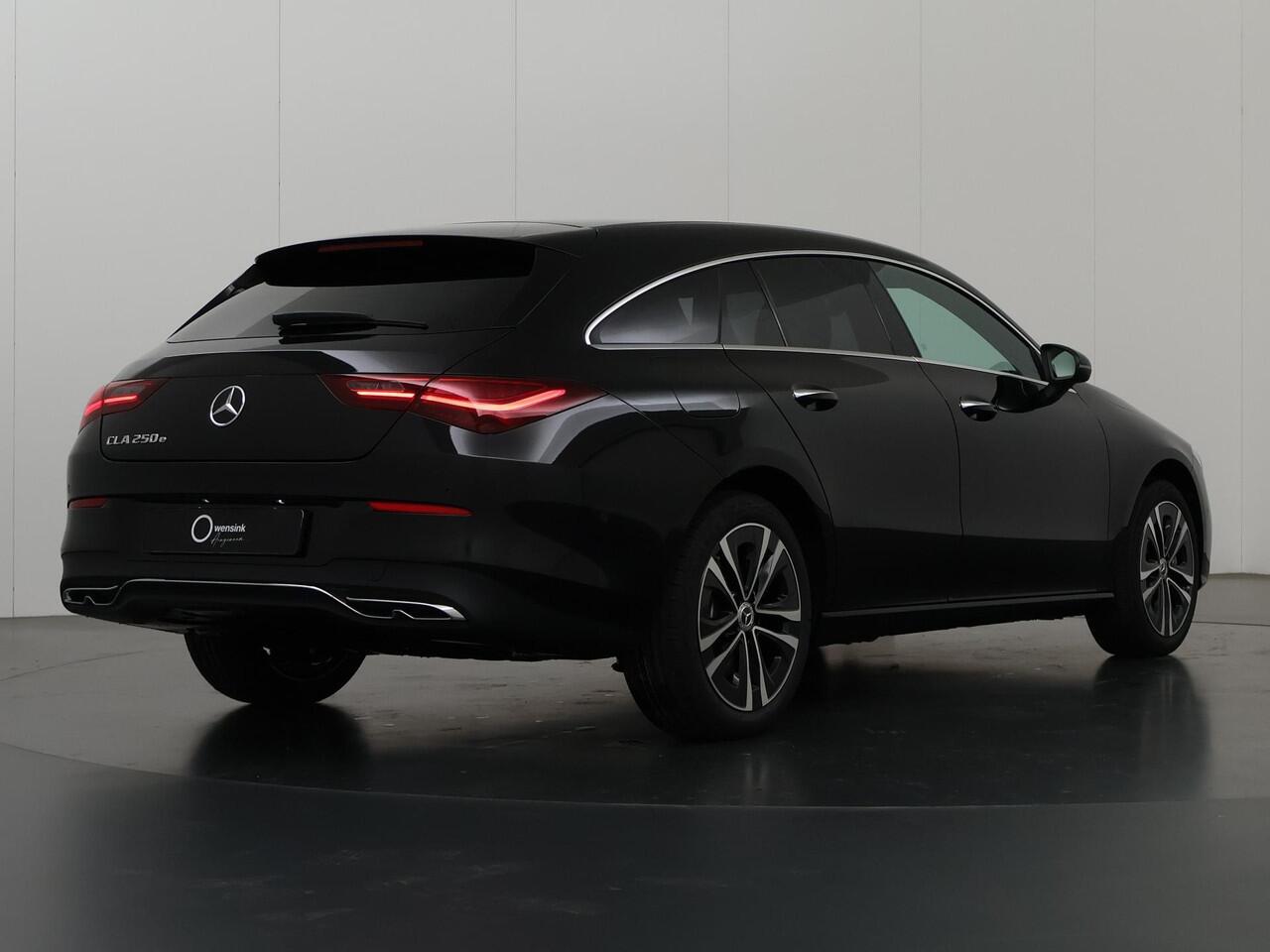 Mercedes-Benz CLA-KLASSE 180 Shooting Brake Star Edition Luxury Line | Panoramadak | Donkergetint glas | Parkeerassistent PARKTRONIC | Sfeerverlichting |