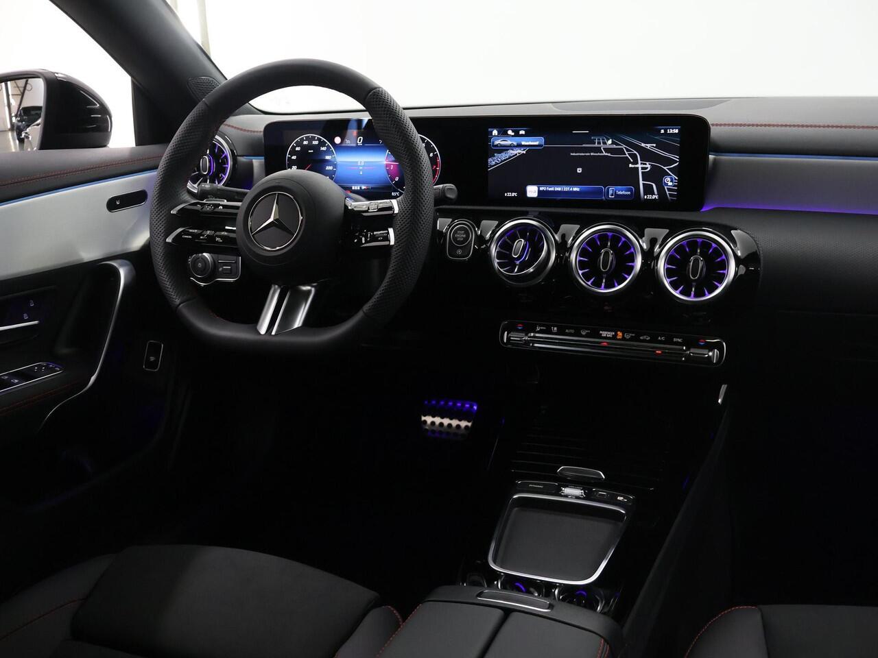 Mercedes-Benz CLA-KLASSE 180 Star Edition AMG NIGHT | Panoramadak | Sfeerverlichting | Achteruitrijcamera | Stoelverwarming | Night Pakket |