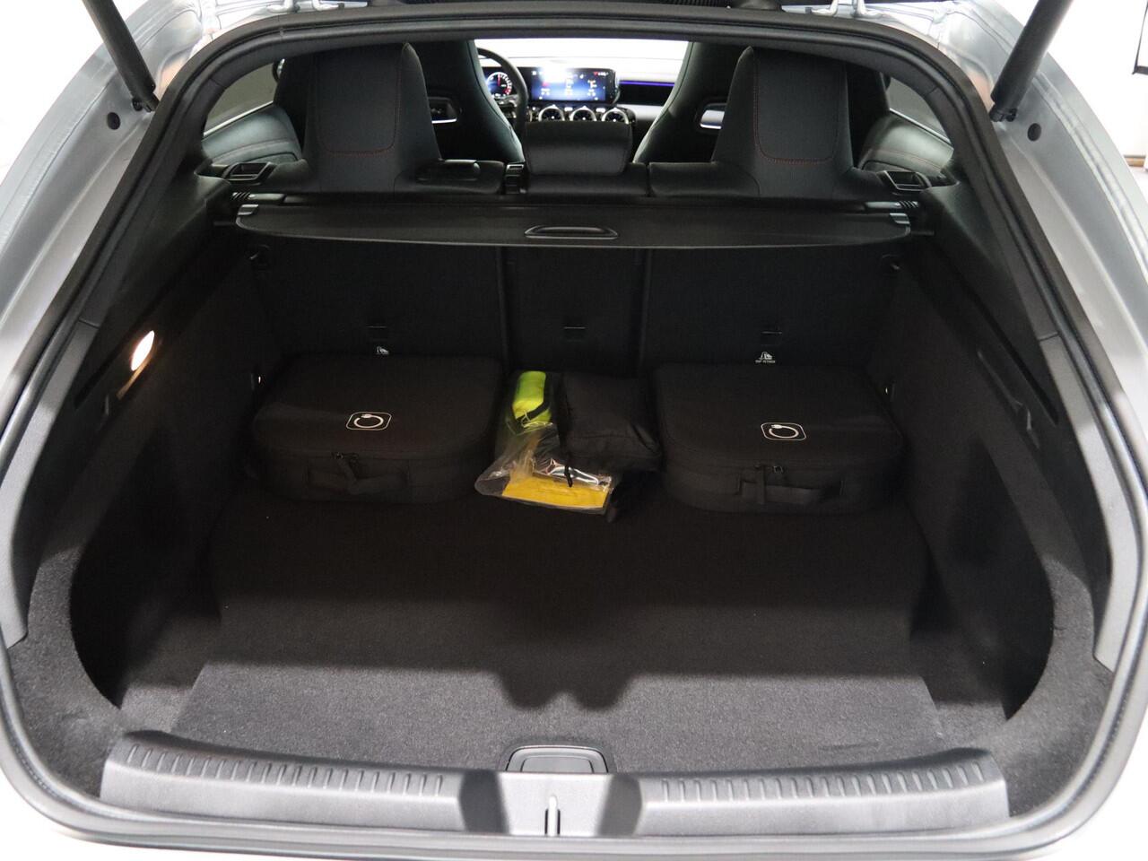 Mercedes-Benz CLA-KLASSE Shooting Brake 250e Business Solution AMG | Panoramaschuifdak | Night | Achteruitrijcamera| Stoelverwarming voor | LED koplampen | Afneembare Trekhaak | Apple Carplay / Android auto