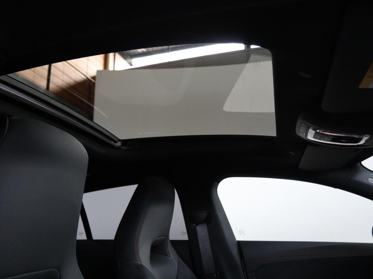 Mercedes-Benz CLA-KLASSE Shooting Brake 250e Business Solution AMG | Panoramaschuifdak | Night | Achteruitrijcamera| Stoelverwarming voor | LED koplampen | Afneembare Trekhaak | Apple Carplay / Android auto