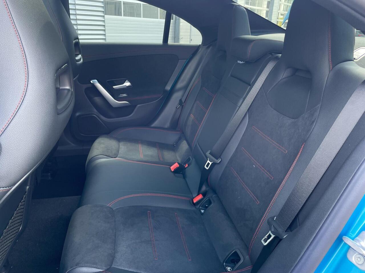 Mercedes-Benz CLA-KLASSE 180 Star Edition AMG Line | Night Pakket | Winter Pakket | 19 inch Multispaaks AMG Velgen | Panoramadak | MULTIBEAM LED Koplampen | Dodehoekassistent | Apple CarPlay