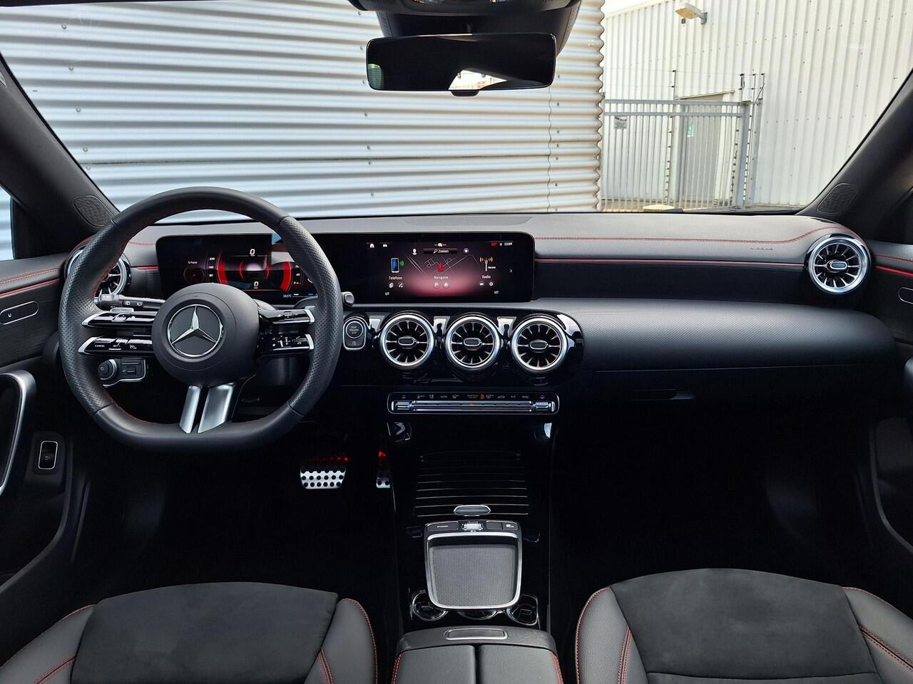 Mercedes-Benz CLA-KLASSE Shooting Brake 180 Star Edition AMG | Matgrijs | Nightpakket | Panoramadak | Dodehoekassistent | Apple CarPlay | Android Auto | Sfeerverlichting | Stoelverwarming | Achteruitrijcamera | Elektrisch Inklapbare Buitenspiegels