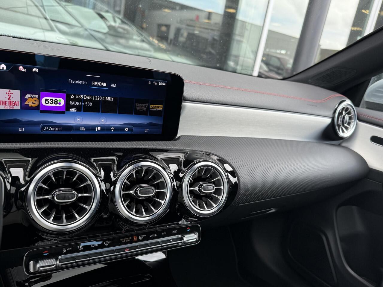 Mercedes-Benz CLA-KLASSE Shooting Brake 180 Star Edition LIMITED Panorama dak