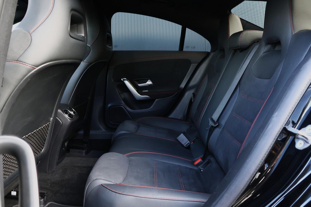 Mercedes-Benz CLA-KLASSE 180 AMG Business Solution | Stoelverwarming | Camera | Wide Screen Cockpit | Sfeerverlichting | Leer / Alcantara