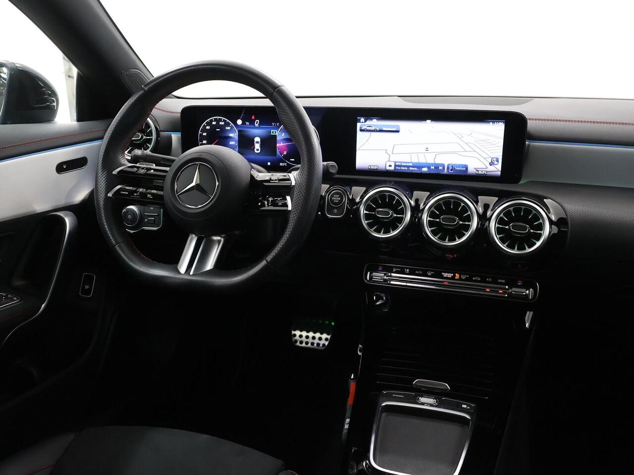 Mercedes-Benz CLA-KLASSE 180 AMG Line | Panoramadak| Night | Parkeercamera | 19" lichtmetalen velgen | Stoelverwarming | Keyless Go |