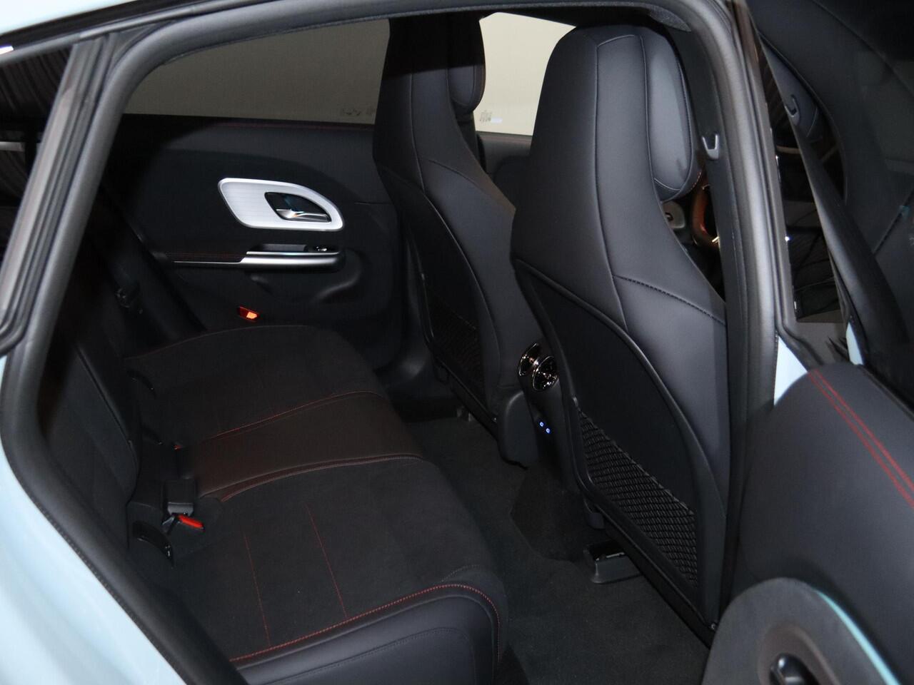 Mercedes-Benz CLA-KLASSE 250+ Launch Edition 85 kWh | Night | Panoramadak | Stoelverwarming | DISTRONIC | Achteruitrijcamera | Dodehoekassistent |