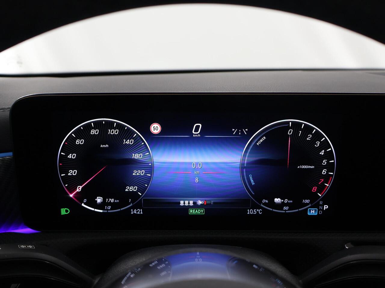 Mercedes-Benz CLA-KLASSE 180 Shooting Brake Star Edition Luxury Line | Panoramadak | Donkergetint glas | Parkeerassistent PARKTRONIC | Sfeerverlichting |