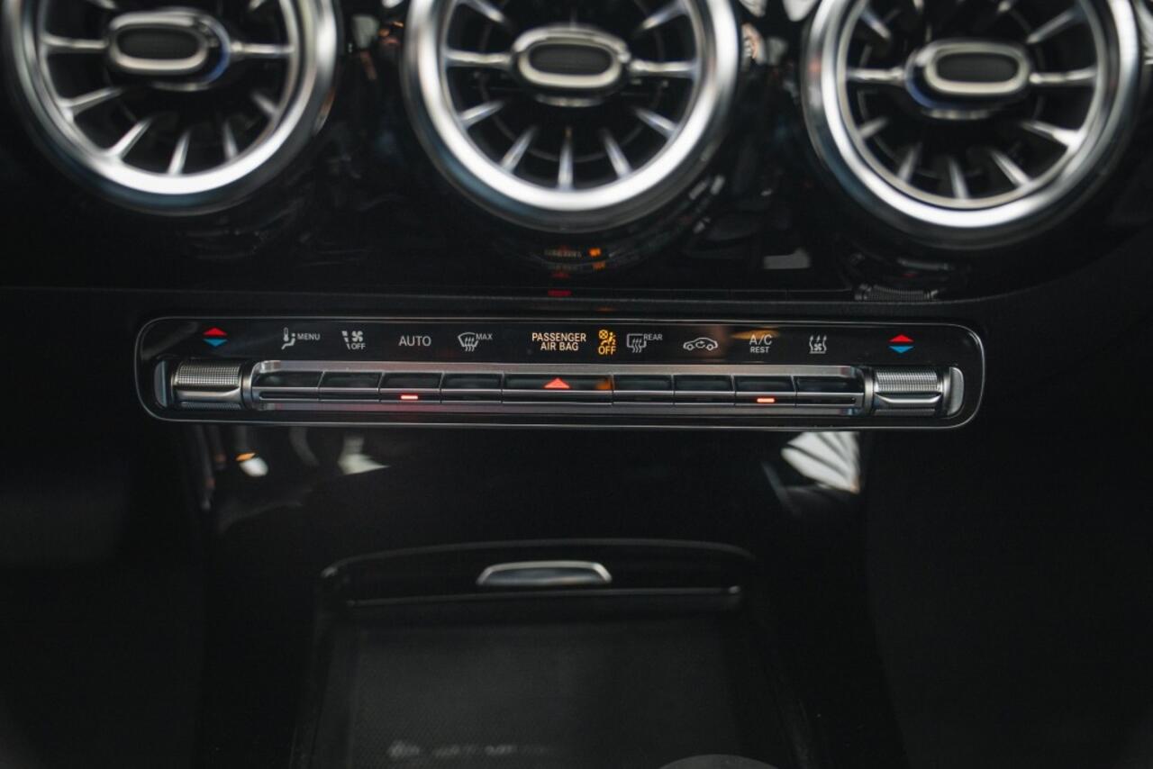 Mercedes-Benz CLA-KLASSE CLA 250 E PANO LAGE KM STAND