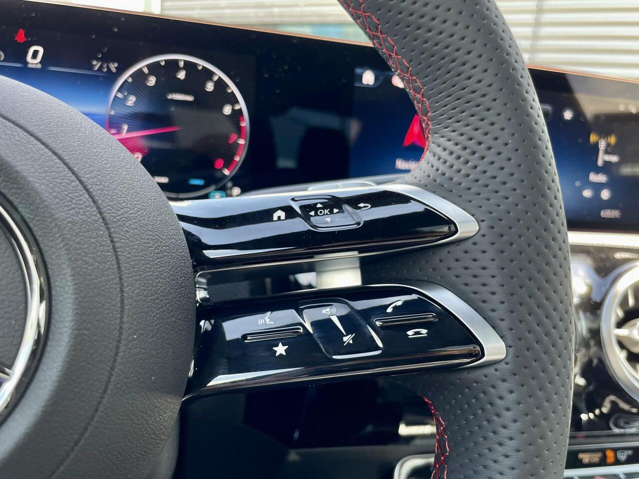 Mercedes-Benz CLA-KLASSE 180 Star Edition AMG Line | Night Pakket | Winter Pakket | 19 inch Multispaaks AMG Velgen | Panoramadak | MULTIBEAM LED Koplampen | Dodehoekassistent | Apple CarPlay