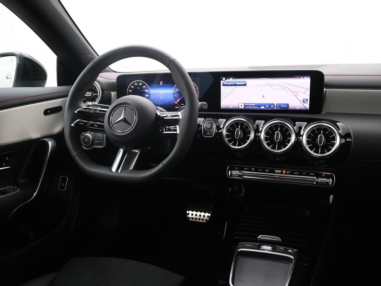 Mercedes-Benz CLA-KLASSE 180 AMG Line | Panoramadak | Sfeerverlichting | Nightpakket | Stoelverwarming | Multimedia Systeem Groot |