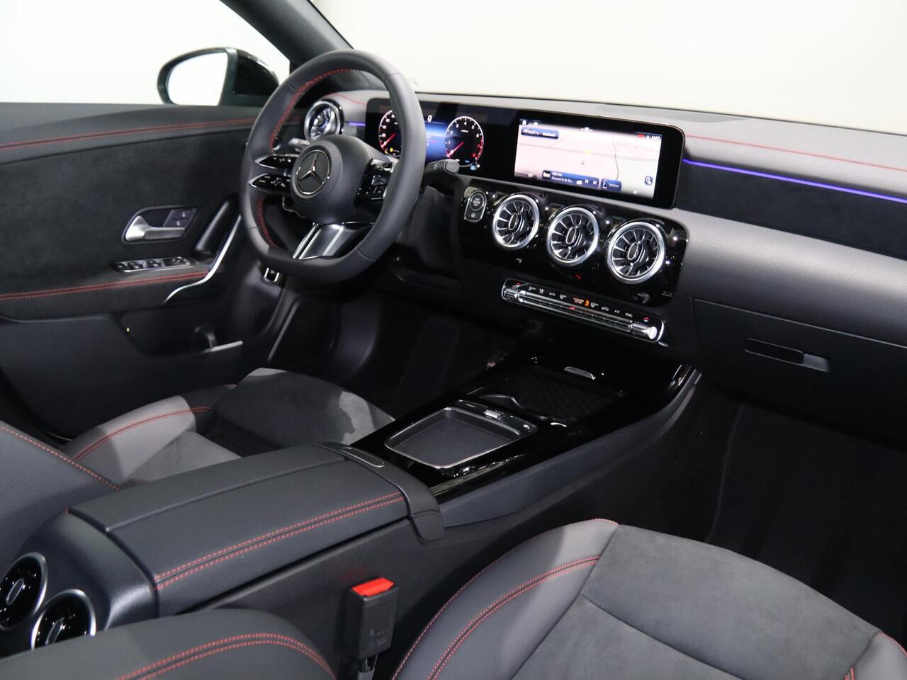 Mercedes-Benz CLA-KLASSE 180 AMG Line | Panoramaschuifdak | Night | Achteruitrijcamera | MBUX