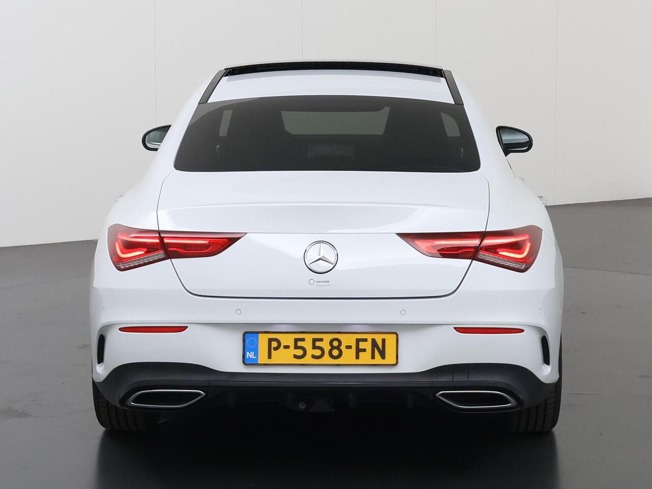 Mercedes-Benz CLA-KLASSE 180 Business Solution AMG | Night | Panoramadak | Multibeam | Stoelverwarming | Sfeerverlichting | Afneembare Trekhaak |