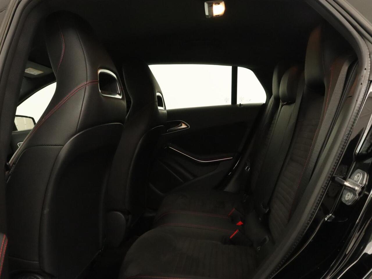 Mercedes-Benz CLA-KLASSE Shooting Brake 180 | Trekhaak | Camera | Navigatie | Leder | LED | Cruise control | Sportstoelen | LMV 18 inch