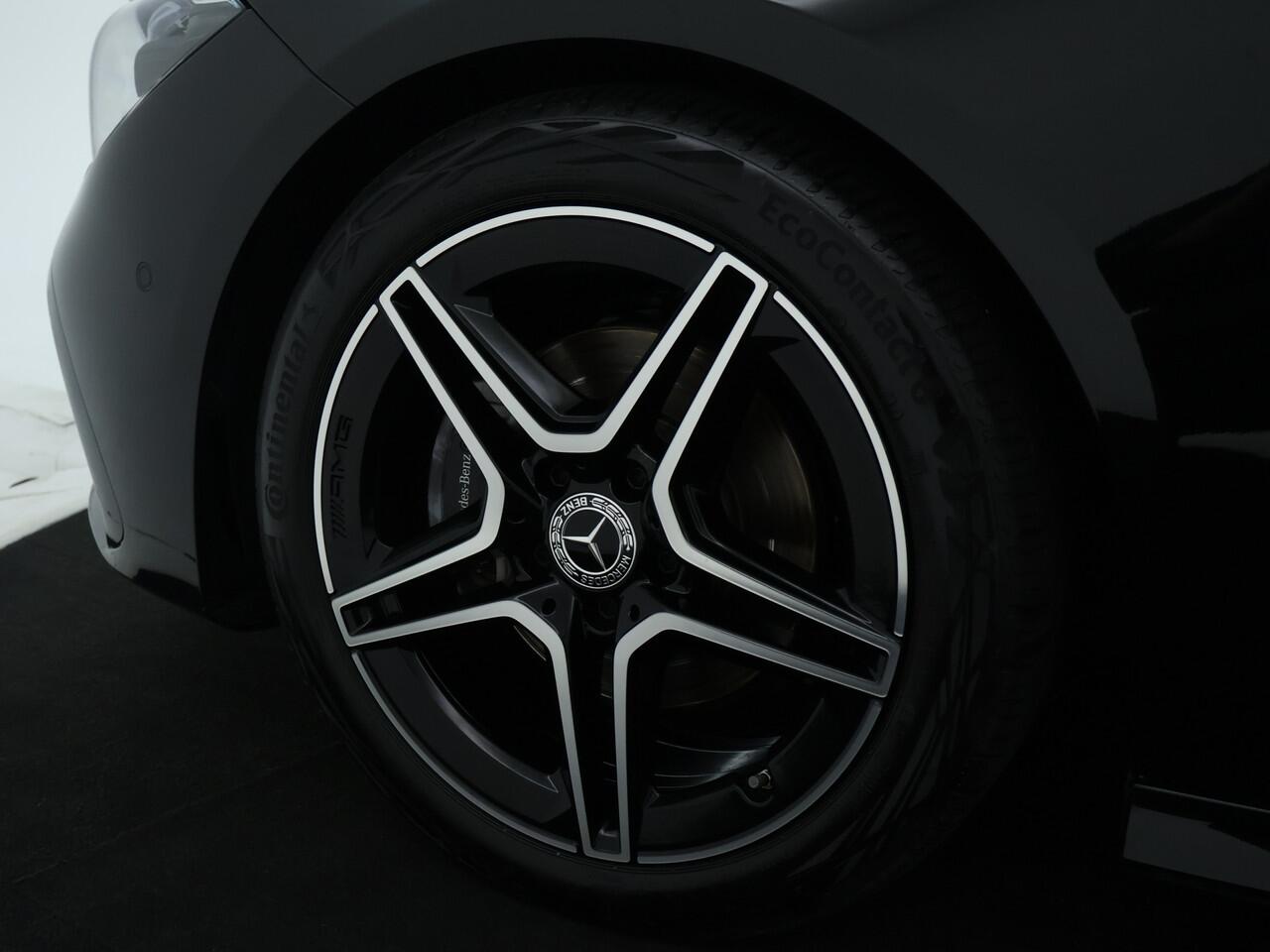 Mercedes-Benz CLA-KLASSE Shooting Brake 180 AMG Nightpakket | Trekhaak | Keyless Go | Sfeerverlichting | Stoelverwarming | Parkeerpakket met Camera | Inclusief 24 maanden Mercedes-Benz Certified garantie voor Europa.