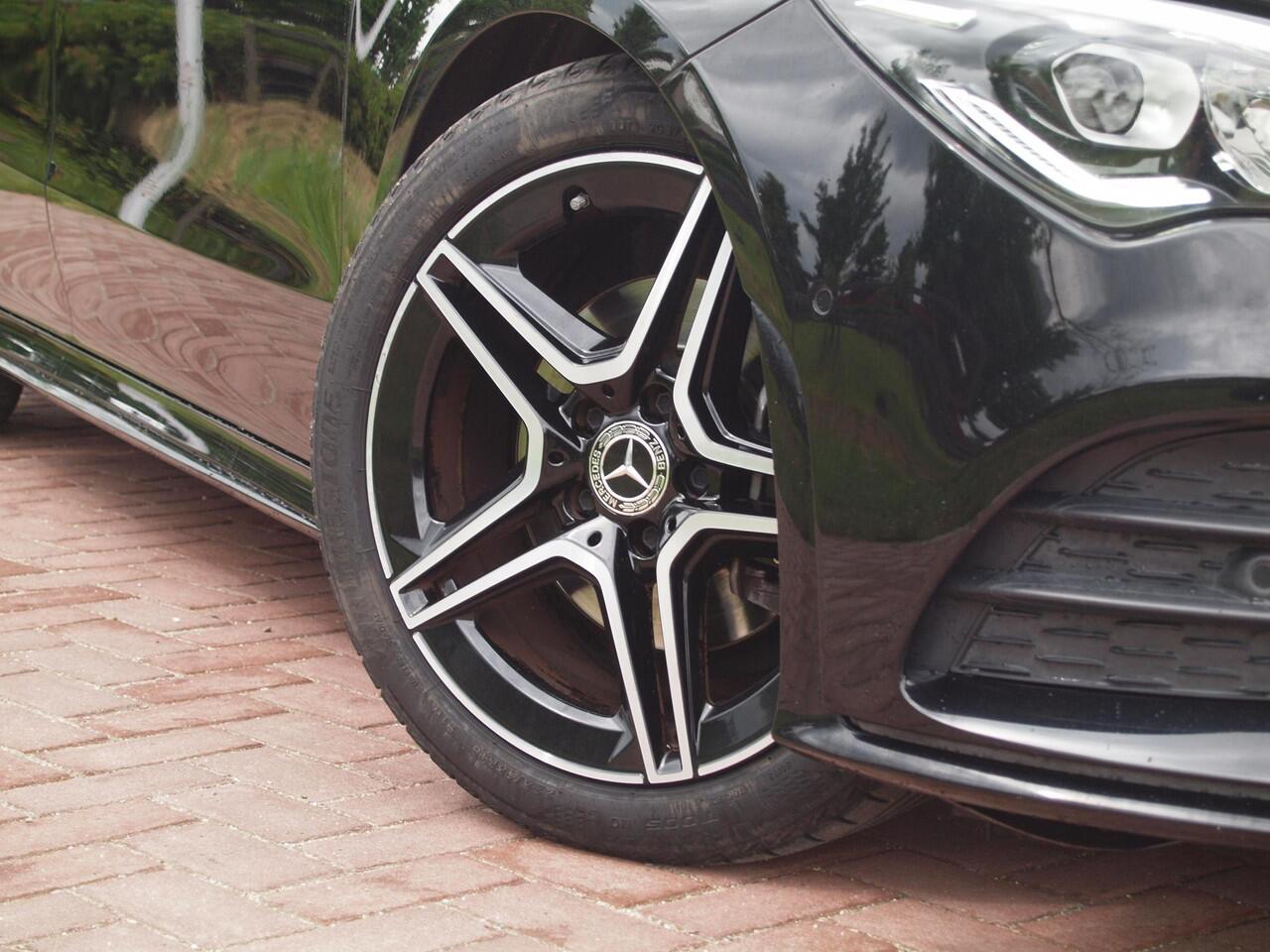 Mercedes-Benz CLA-KLASSE 180 Premium Plus | Amg-Pakket | Camera | Apple Carplay | Cruise Control | Nieuw Model |