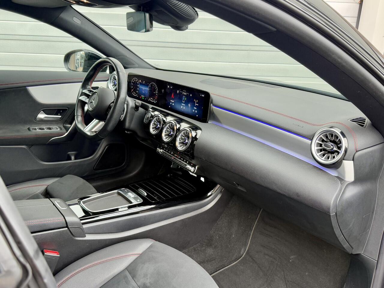 Mercedes-Benz CLA-KLASSE Shooting Brake 250 e AMG Line | Premium | Nightpakket | Panoramadak | Achteruitrijcamera | Sfeerverlichting | Stoelverwarming | Trekhaak