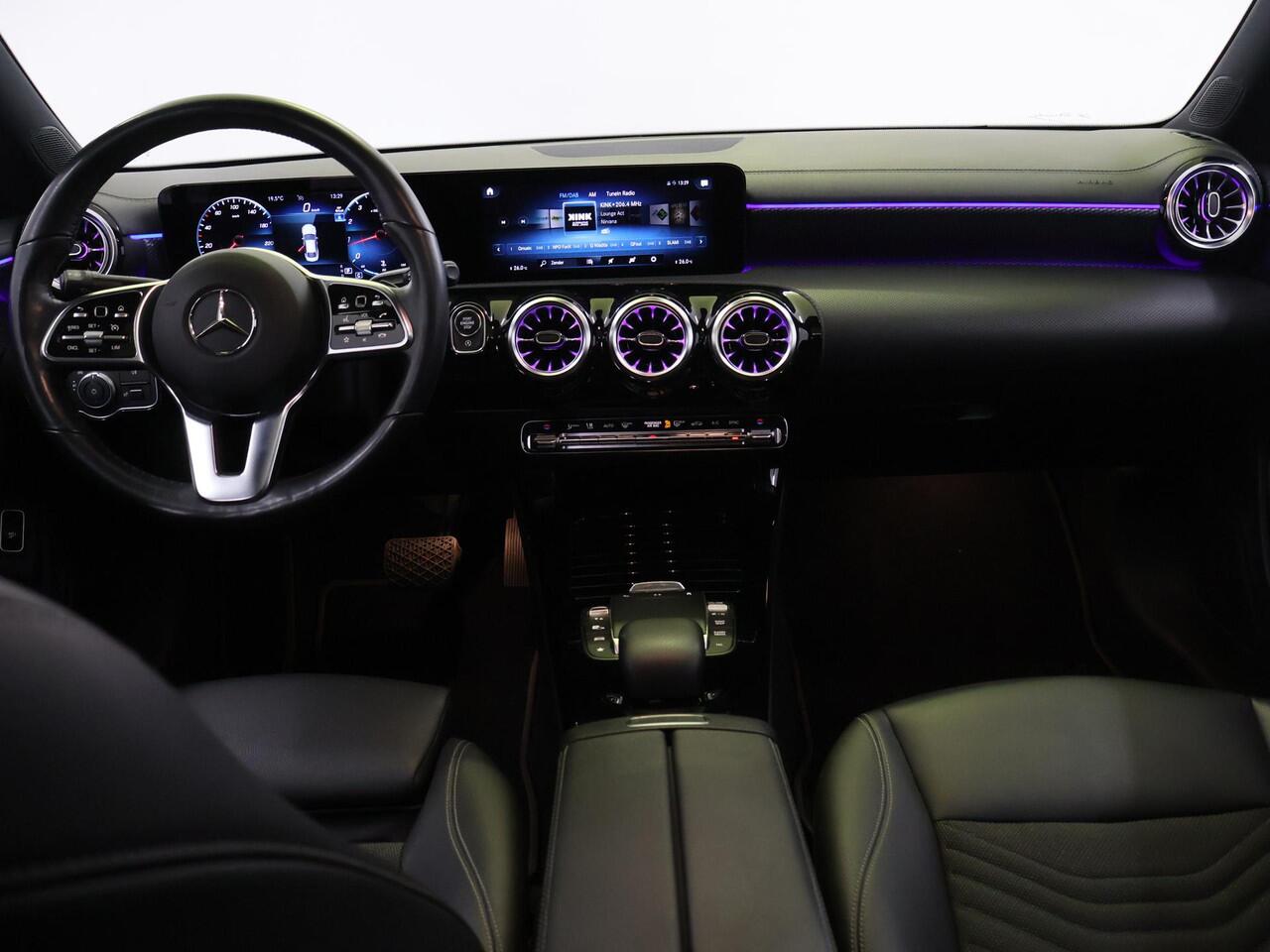 Mercedes-Benz CLA-KLASSE 180 Luxury Line | Panoramadak | Trekhaak | Digitaal display | Stoelverwarming |