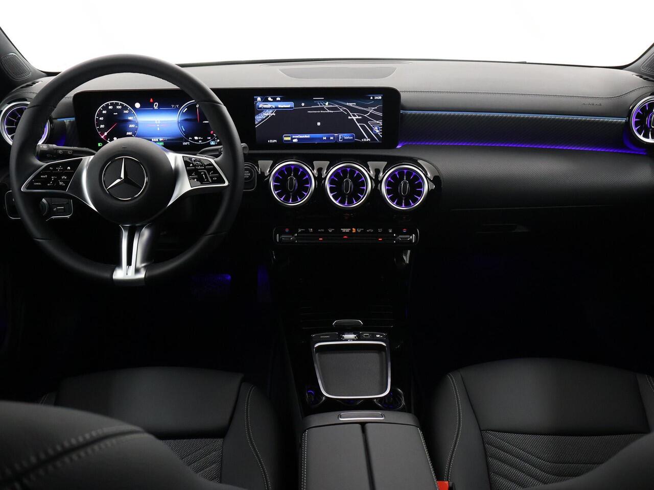 Mercedes-Benz CLA-KLASSE 180 Shooting Brake Star Edition Luxury Line | Panoramadak | Donkergetint glas | Parkeerassistent PARKTRONIC | Sfeerverlichting |