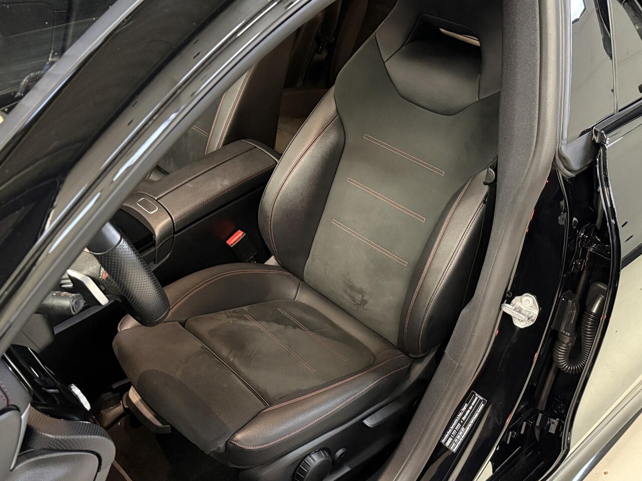 Mercedes-Benz CLA-KLASSE Shooting Brake 180 Business Solution AMG Automaat | Sfeerverlichting | Camera | Trekhaak | Full LED | Stoelverwarming | Navi